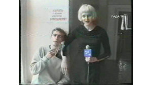 Савва Раводин с коллегой-журналистом в курилке телеканала «Лада ТВ». Середина 1990-х. Фотография из архива Саввы Раводина.