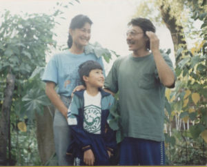 Семья Чиковани. Слева направо: Марал, сын Виктор, Юрий. Лето 1995 года