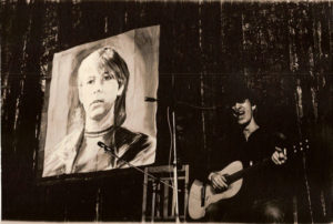 Александр Чернецкий выступает на концерте памяти Александра Башлачёва. 1988 год. Фотография из архива Александра Чернецкого.