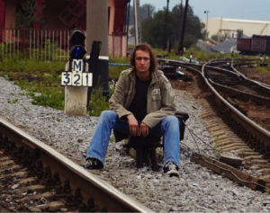 Алексей Летуновский на станции Навалочной. Санкт-Петербург. Съёмка для дебютного альбома группы «Ливень». Август 2007 года.