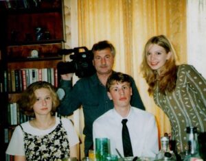 Евгений Сабельфельд в юности, в близком кругу. Москва. 90-е. Фото из архива Евгения Сабельфельда.