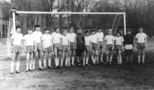 Юношеская футбольная команда «Металлист» на стадионе. Начало 1980-х. Фотография из архива Александра Чернецкого.