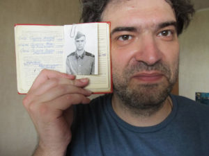 Борис Смоляк держит в руках военный билет. Личное фото 2013 года. Харьков.