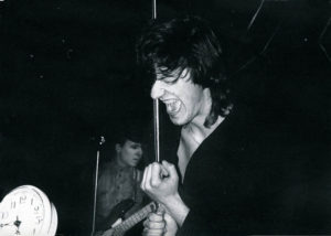 Александр Чернецкий на сцене. На одном из выступлений «Группы Продлённого Дня». 1988 год. Фото из архива Александра Чернецкого.
