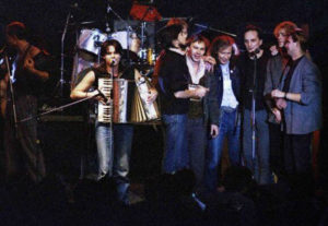 Музыканты группы «Разные Люди» и группы «Кошкин дом» исполняют вместе с Сергеем Чиграковым песню «В старинном городе «О» на заключительном фестивале «Аврора» 23 декабря 1990 года.