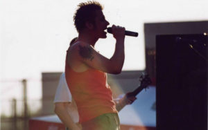 Илья Кнабенгоф. Выступление на рок-фестивале в Петергофе. 2005 год. Фотография из архива Юлии Черторницкой.