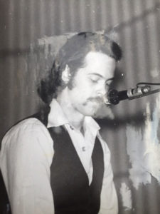 Евгений Обрывченко за клавишами. Во время концерта с группой «Хронос». 1980-е. Фотография из архива Евгения Обрывченко.