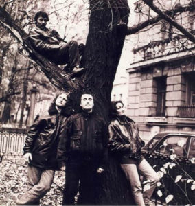 Фотосессия к альбому «АкустиЧеский Чингизид» во дворах Санкт-Петербурга, на Литейном. Фото В. Иванов (2001 год)