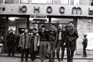 Группа «Рок-фанат» возле ДК «Юность». Харьков. 1983. Фото из архива Александра Чернецкого.