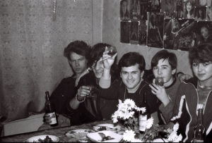 День Рождения Саши Чернецкого. 10 января 1987, Харьков, дома у Мясоедовых. Слева направо – Сергей Мясоедов, Саша Чернецкий, Валера Яловой, Виталик Харченко (все группа «Рок-Фанат»), Инна (Диканбаева) Чернецкая. Фотография из семейного архива Чернецких.