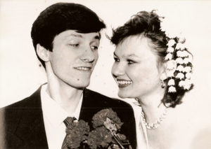 Александр Чернецкий и Инна Чернецкая в день свадьбы. 3 марта 1990 года, Харьков. Фотография из семейного архива Чернецких.