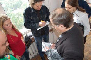 Борис Смоляк оставляет автограф на одной из копий своего альбома. Харьков. 2000-е.