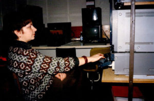 Наталия Грешищева отсматривает отснятый материала. Москва. Останкино. 1997 год. Фото из архива Наталии Грешищевой.