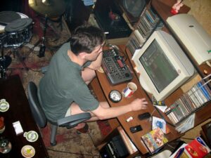 Алексей Марков перед компьютером на домашней студии «АВМ». Середина 1990-х. Фото из архива Алексея Маркова.