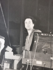 Евгений Обрывченко за клавишами. 1988 год. Фотография из архива Евгения Обрывченко.