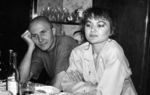 Павел Михайленко и Инна Чернецкая. Семейные посиделки. Харьков, на Блюхера 13-Б, 1993 год. Фотография из семейных архивов Чернецких.