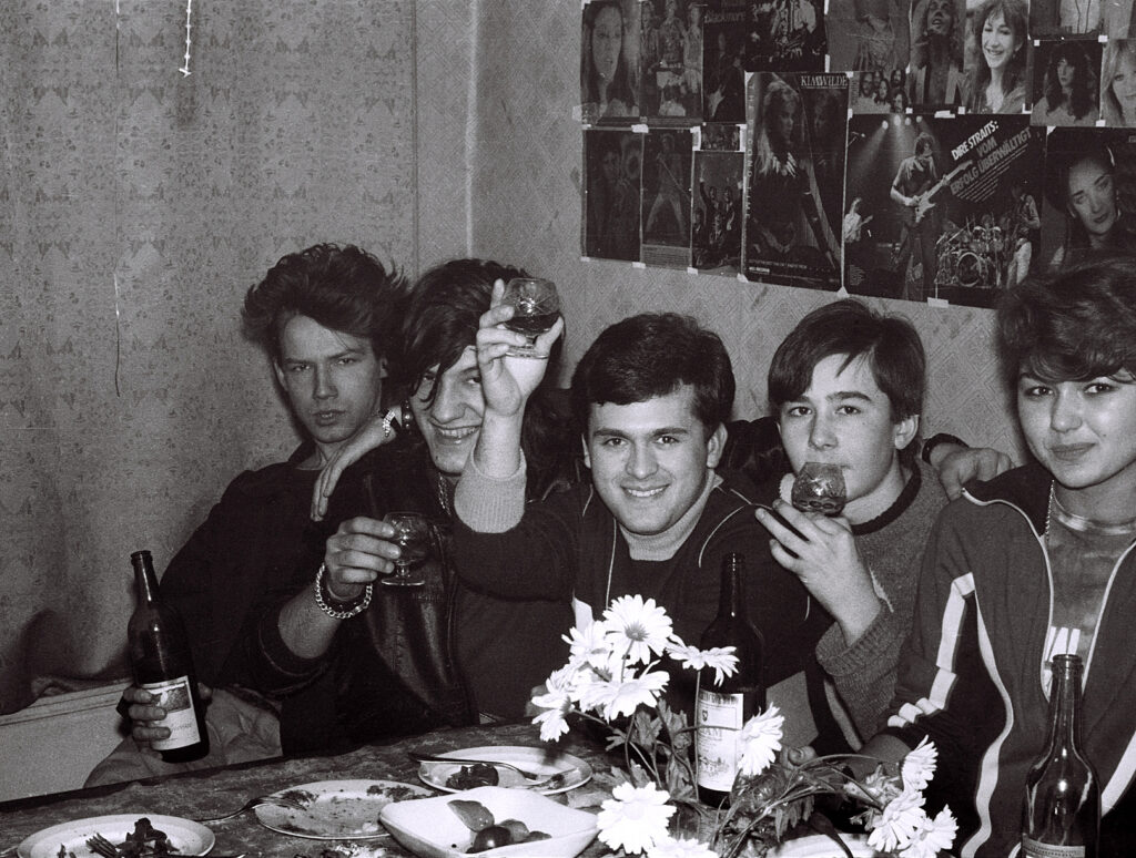 День Рождения Саши Чернецкого. 10 января 1987, Харьков, дома у Мясоедовых. Слева направо — Сергей Мясоедов, Саша Чернецкий, Валера Яловой, Виталик Харченко (все группа «Рок-Фанат»), Инна Диконбаева. Фото из семейного архива Чернецких.