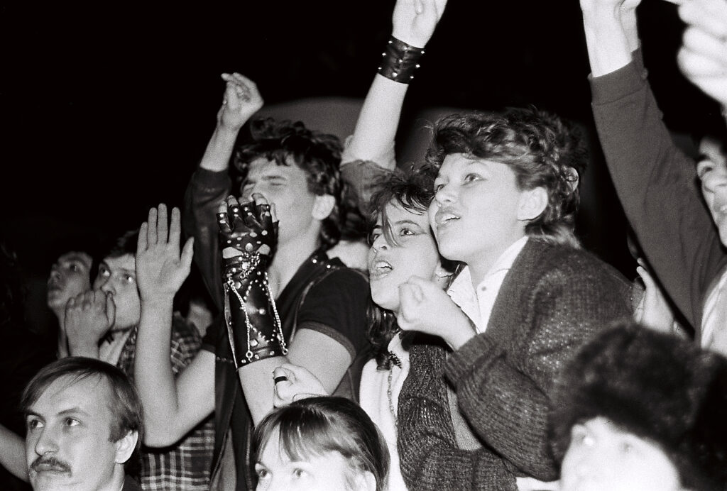 Инна Диконбаева и Елена Дядина. На 1-м Харьковском рок-фестивале. Харьков. ДК ХТЗ. 1987 год. Фото: Владислав Уразовский.