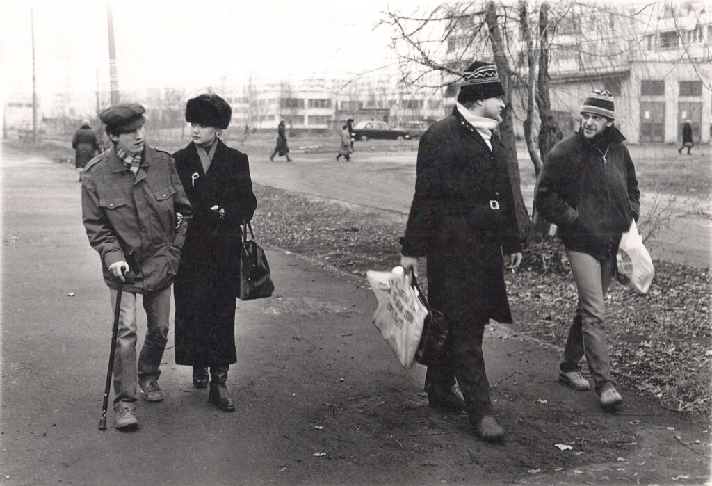 Саша Чернецкий, Инна Диконбаева, Дмитрий Смирнов, Олег Клименко. Харьков, ул. Блюхера 13, весна 1989. Фото из архива Александра Чернецкого.