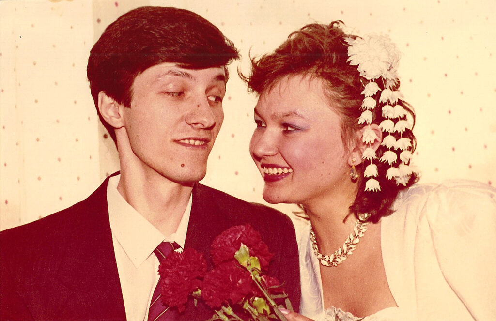 Александр Чернецкий и Инна Чернецкая в день свадьбы. 3 марта 1990 года, Харьков. Фото из семейного архива Чернецких.