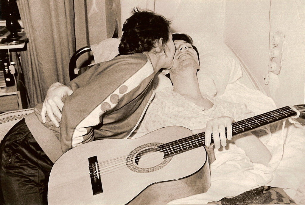 Инна Чернецкая у кровати Александра Чернецкого после операции. Санкт-Петербург, больница Святого Георгия, декабрь 1991 года. Фото из семейного архива Чернецких.