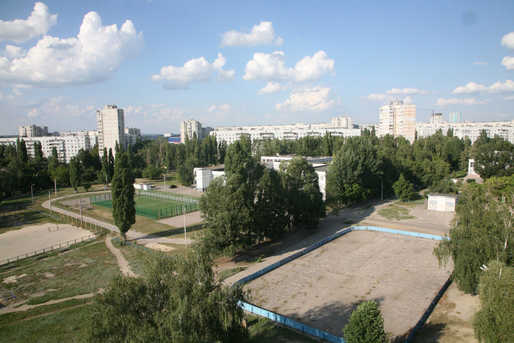 Тот самый вид из комнаты Александра Чернецкого, запечатлённый на обложке альбома «Мазохизм». Харьков. Улица Блюхера. Наши дни. 6 августа 2018 года. Фото: Владислав Уразовский.