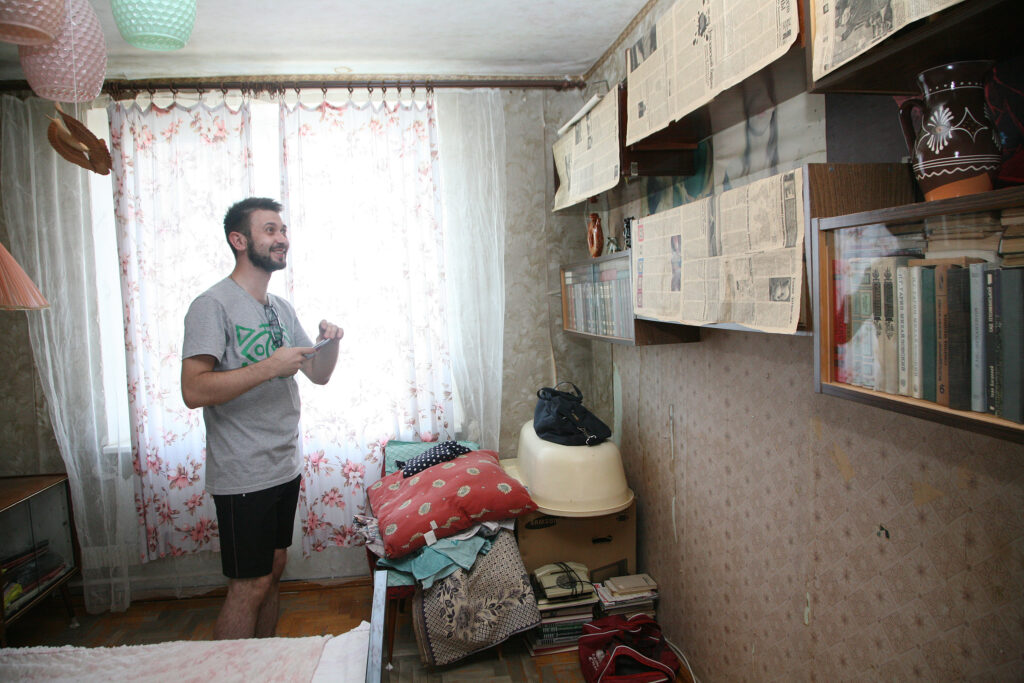 Александр Бессмертный в старой комнате Александра Чернецкого, в Харькове. 6 августа 2018 года. Фото: Владислав Уразовский.