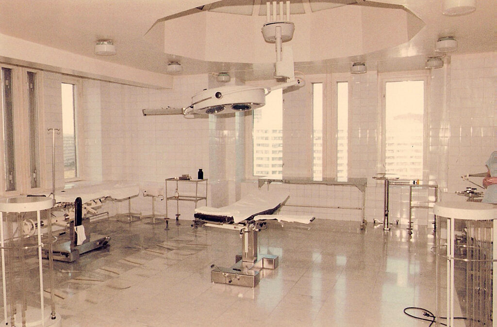 Операционная в больнице Святого Георгия, где были сделаны первые операции Александру Чернецкому в Санкт-Петербурге. Сентябрь 1991 года. Фото из архива Александра Чернецкого.
