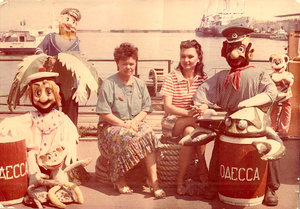 Инна Чернецкая с мамой — Светланой Ивановной Диканбаевой. Одесса. 1992 год. Фото из семейного архива Чернецких.