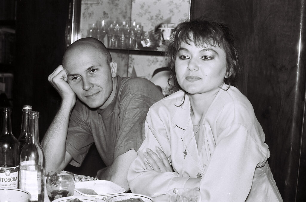 Павел Михайленко и Инна Чернецкая. Семейные посиделки. Харьков, на Блюхера 13-Б, 1993 год. Фото: Владислав Уразовский.
