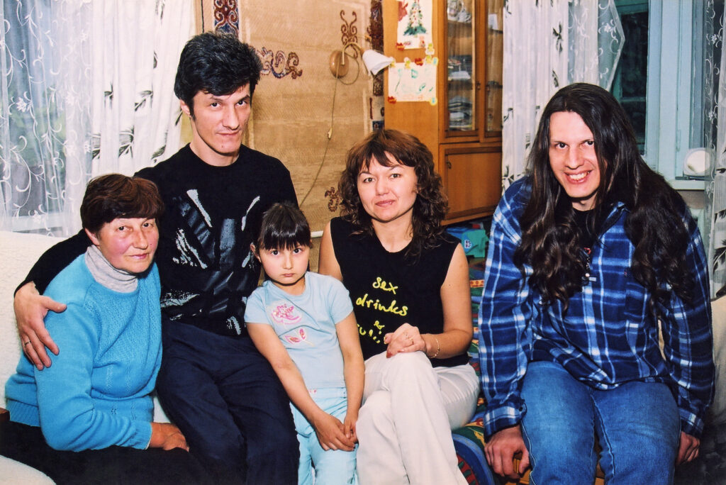 Евдокия, Александр, Соня, Инна, Юрий Чернецкие. Дома на проспекте Героев Сталинграда. Харьков, май 2004 года. Фото: Владислав Уразовский.