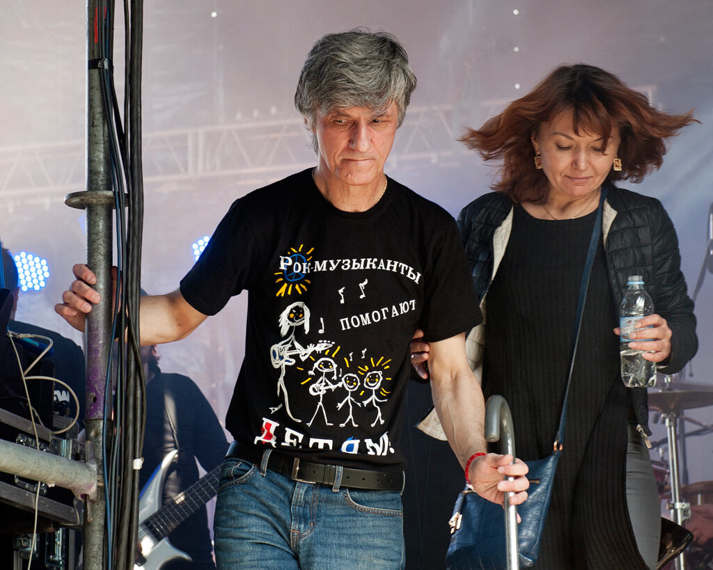 Александр и Инна Чернецкие за сценой рок-фестиваля «Окна открой!» 25 июня 2017 год, Санкт-Петербург. Фото: Татьяна Кирсанова.