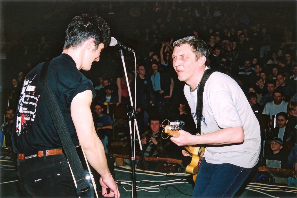 Александр Чернецкий и Андрей «Худой» Васильев на сцене ККЗ «Украина». Харьков 21 мая 2004 года. Фото: Владислав Уразовский.