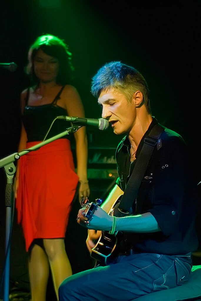 Инна Чернецкая и Александр Чернецкий вместе на сцене. Клуб «Barcode Bar», Петербург, 2 сентября 2011 года. Фото: Татьяна Кирсанова.