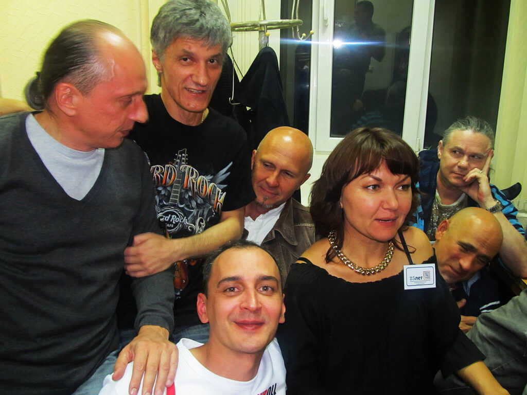 Алексей Сечкин, Александр Чернецкий, Павел Михайленко, Дмитрий Данченко, Инна Чернецкая, Сергей Чиграков и Александр Гордеев. В гримёрке, во время юбилейного концерта к 25-летию группы «Разные Люди». Белгород. 21 сентября 2014 года. Фото из архива Дмитрия Данченко.