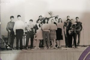 ВИА средней школы №58. Второй справа с гитарой – Михаил Ионов. УССР. Харьков. 1987 год. Фото из домашнего архива Михаила Ионова.