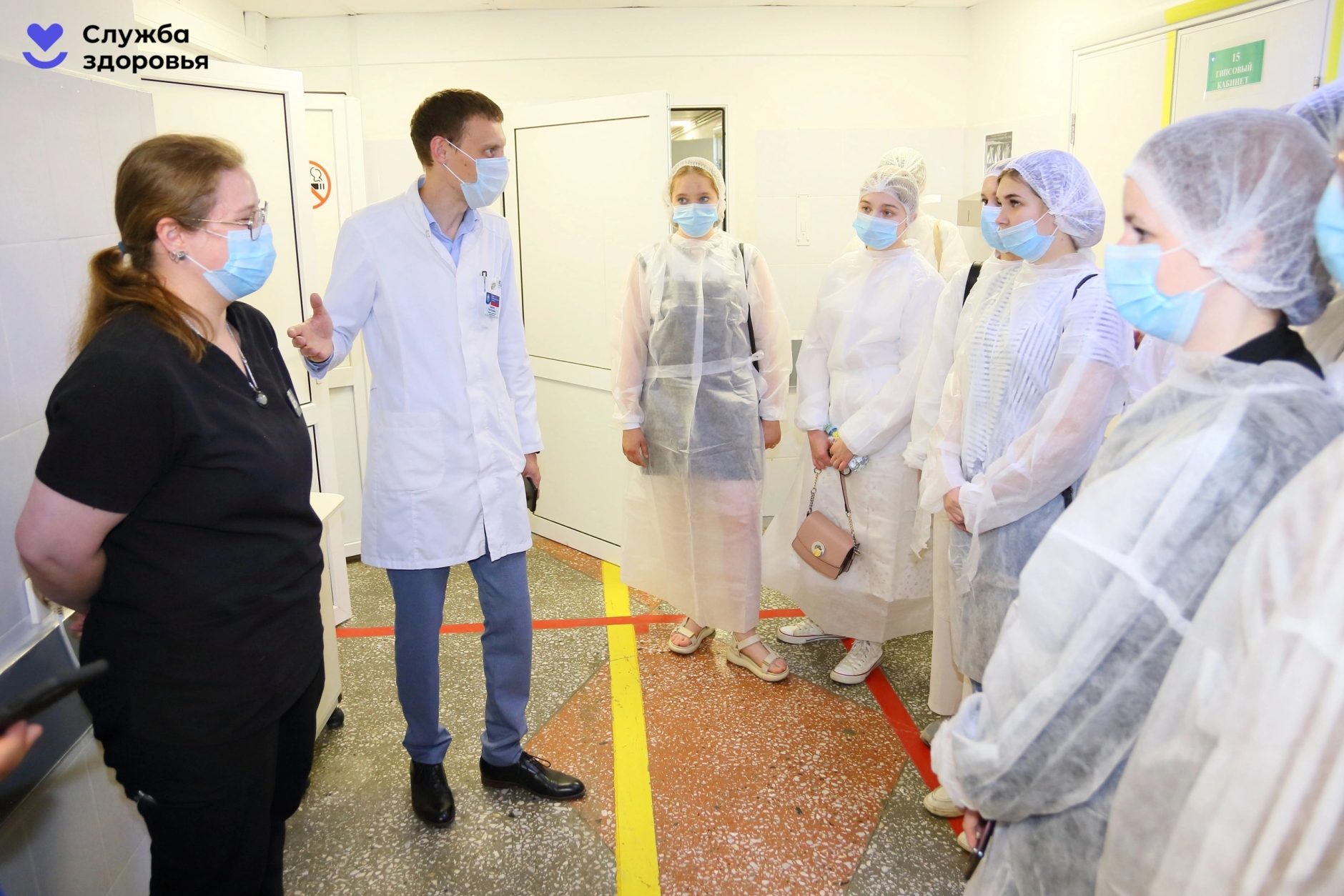 Плоткина Валентина Геннадьевна, зам. главного врача Алымов Олег Юрьевич и студенты медицинского колледжа им. Володи Солдатова на лекции. Россия. Тобольск. Июнь 2023 года. Фото из архива Валентины Плоткиной.